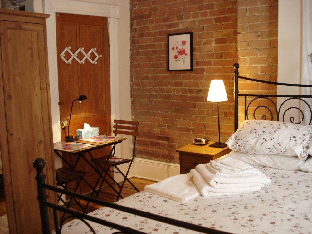 Gite University Bed And Breakfast Montreal Exterior photo